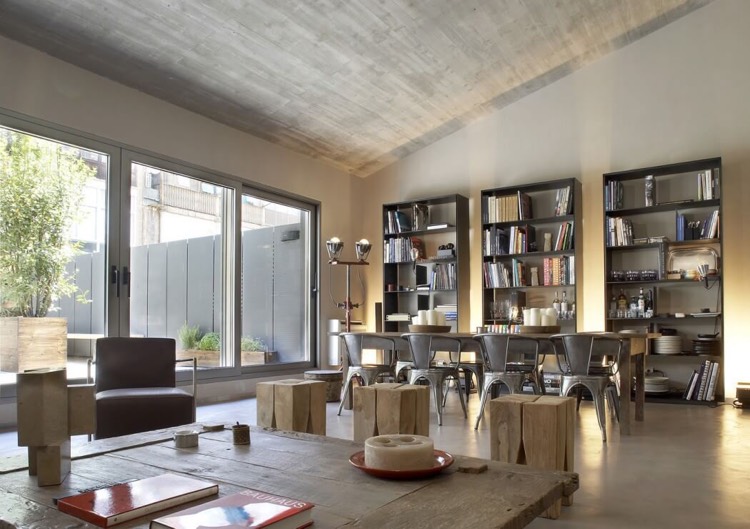 salle à manger design contemporain-plafond-aspect-béton-chaises-métal-tabourets-bois-massif-brut