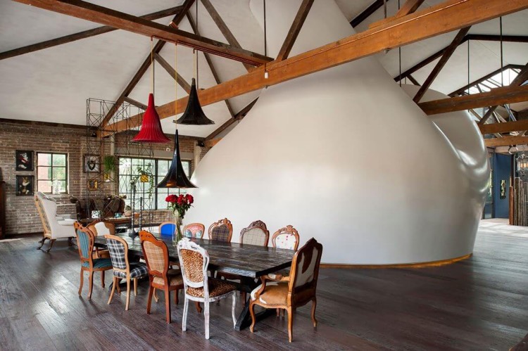 salle à manger design contemporain-style-éclectique-poutres-apparentes-chaises-tapissées-loft
