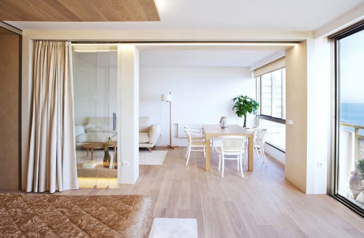 salle à manger design contemporain-table-bois-rectangulaire-chaises-blanches-cloison-séparation-vitrée