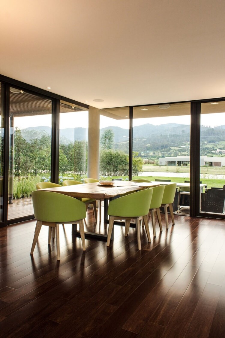 salle à manger design contemporain-table-manger-bois-massif-chaises-vert-pistache-parquet-bois-foncé
