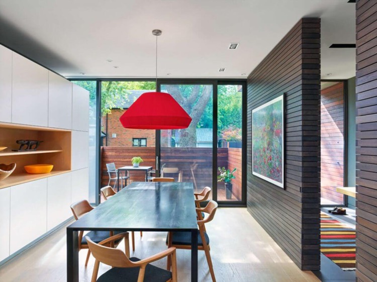 salle à manger design contemporain-table-noire-chaises-bois-suspension-rouge-placard-cuisine-blanc-terrasse