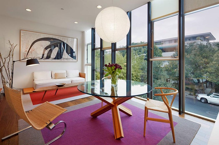 salle à manger design contemporain-table-ronde-verre-bois-tapis-magenta