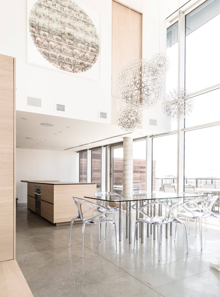 salle à manger design contemporain-table-verre-chaises-acrylique-suspensions-design-îlot-cuisine-bois