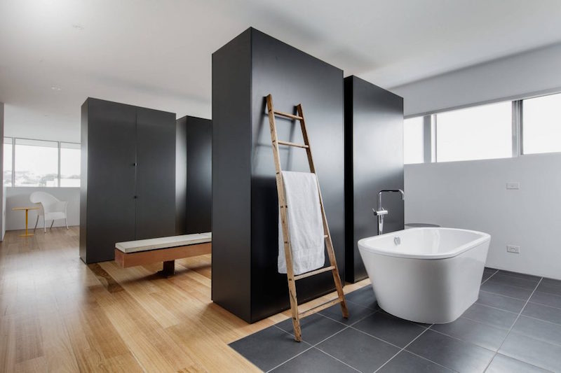 salle-bain-design-baignoire-îlot-échelle-porte-serviette-Torquay-Australie-My-architect.
