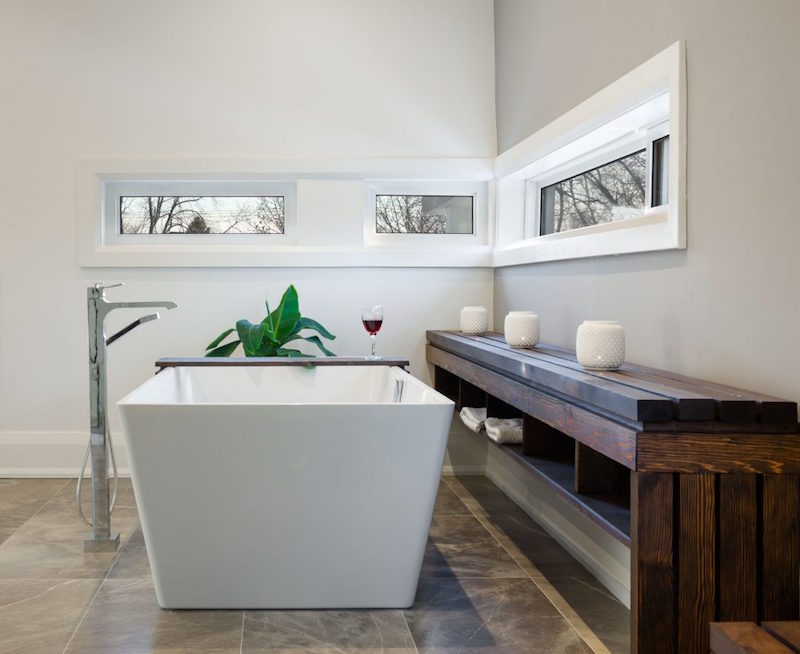 salle-bain-design-baignoire-rectangulaire-Toronto-Alva-Roy-Architects