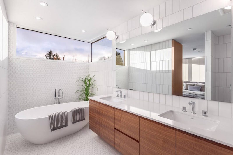 salle-bain-design-blanche-meuble-sous-lavabo-bois-Vancouver-Randy-Bens