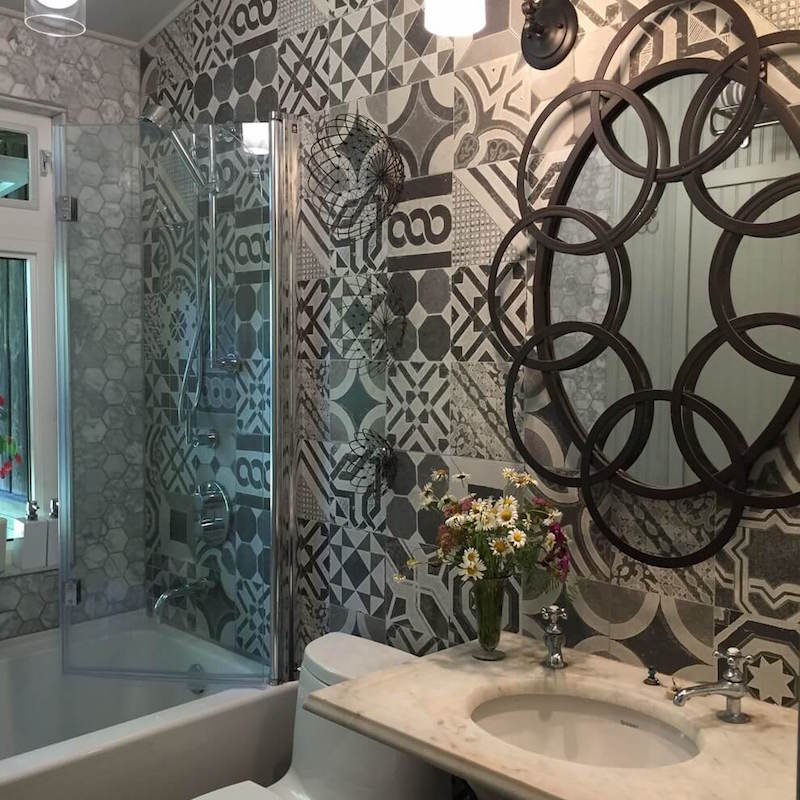 salle-bain-design-carreaux-ciment-gris-Lake-house-Coledesign-Studio