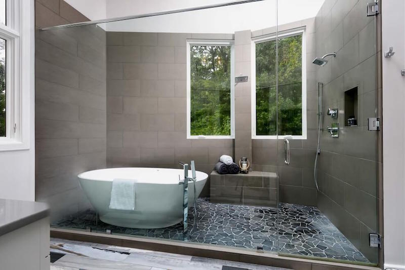 salle-bain-design-carrelage-taupe-Waller-House-David-Rosenkranz