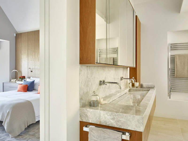 salle-bain-design-lavabo-marbre-gris-Hampstead-home-Londres-Leivars