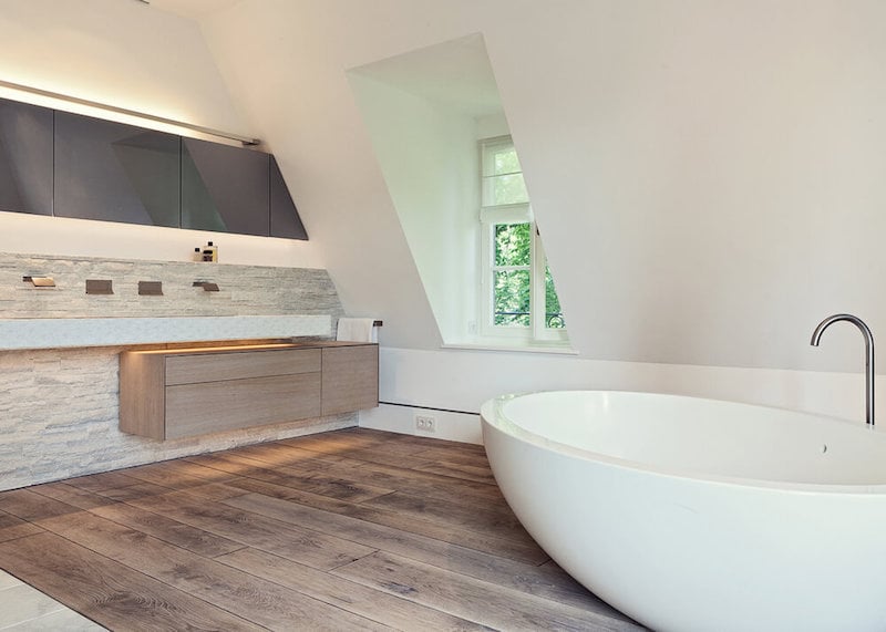 salle-bain-design-plancher-massif-Villa-Munich-Michale-Neumayr-Design