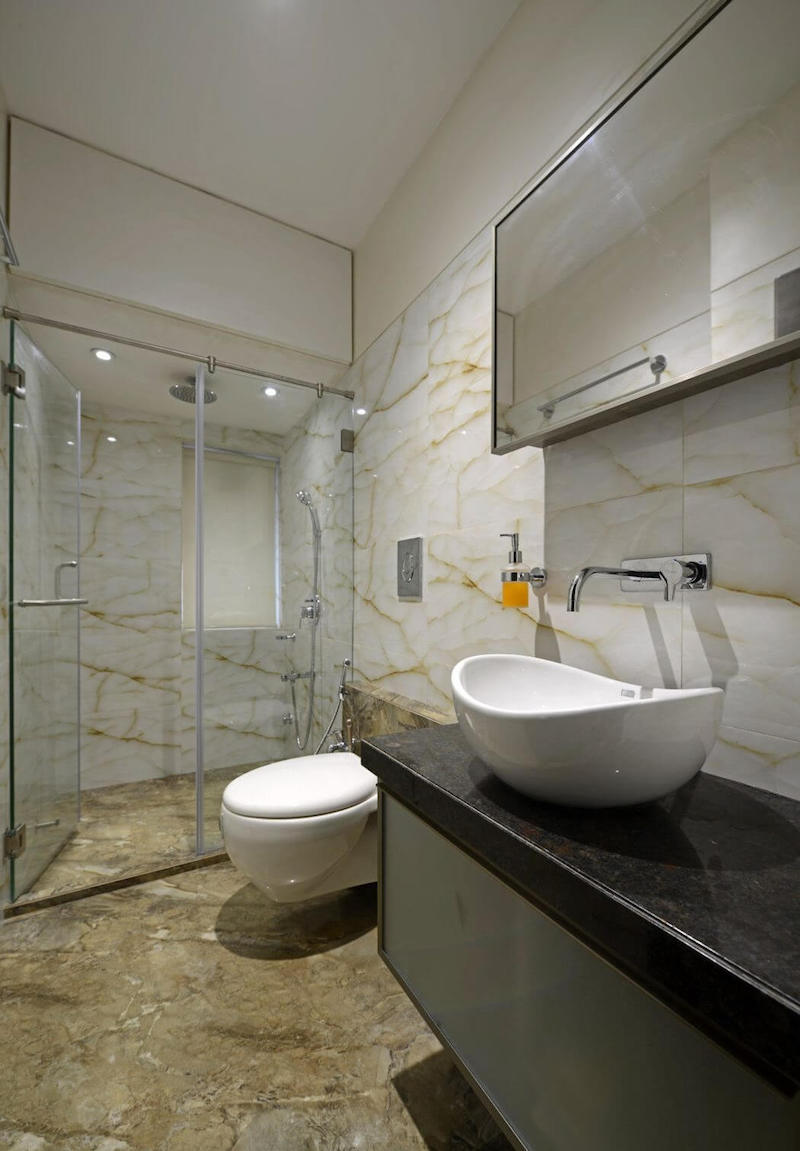salle de bain design toilettes-marbre-appartement-moderne-Mumbai-Evolve