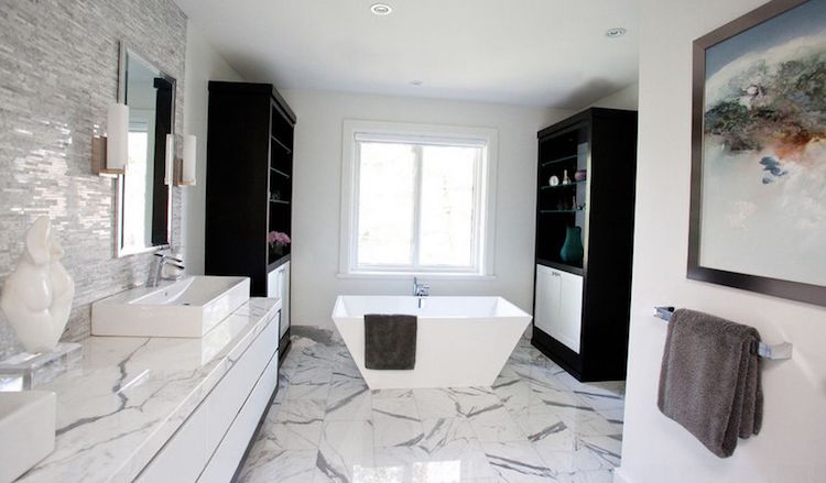 salle-bain-marbre-blanc-nervures-grises-baignoire-forme-originale