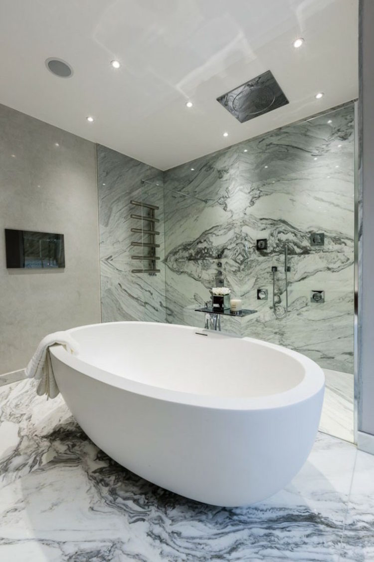 salle de bain en marbre blanc à nervures-grises-prononcées-effet-dramatique-baignoire-ovale