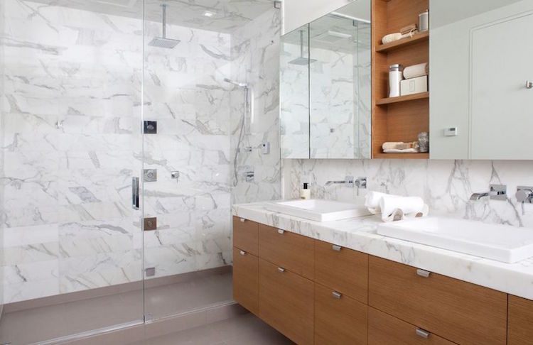 salle de bain en marbre carrelage-mural-plan-vasque-meubles-bois
