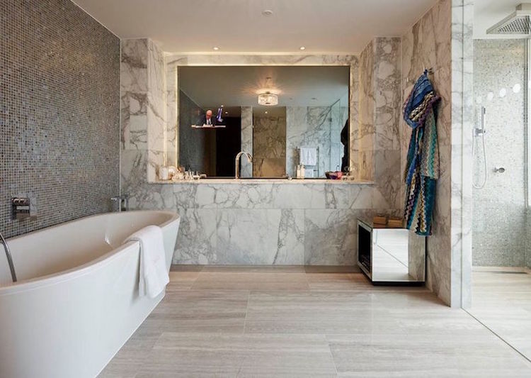 salle-bain-marbre-gris-mosaique-murale-sol-carrelé-beige