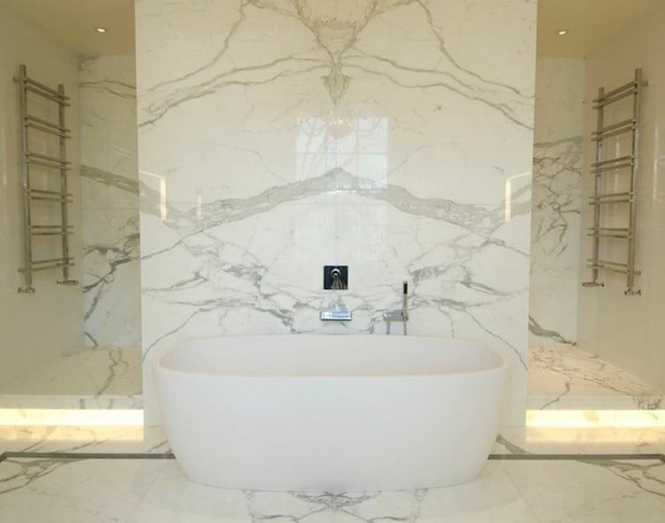 salle-bain-marbre-luxe-éclairage-indirect-baignoire-ovale
