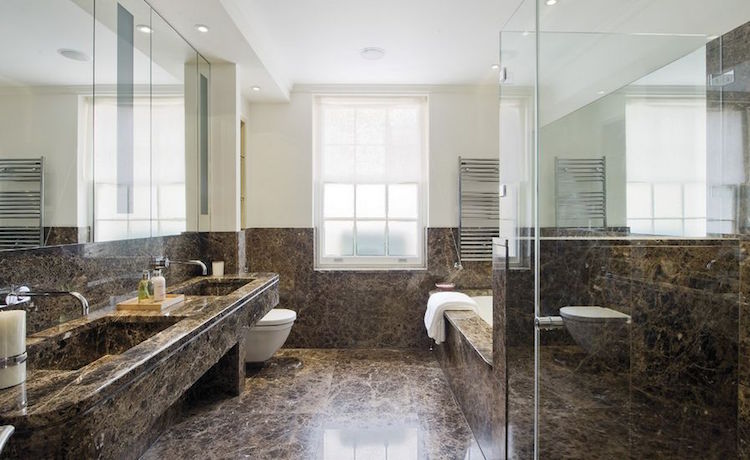 salle-bain-marbre-marron-sol-lavabos-murs-mi-hauteur-fenêtre