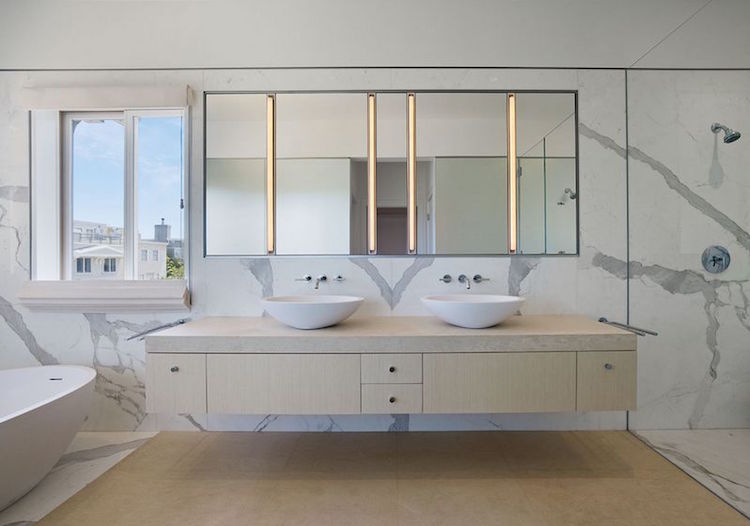 salle-bain-marbre-mursl-meuble-suspendu-deux-vasques-poser-forme-irrégulière