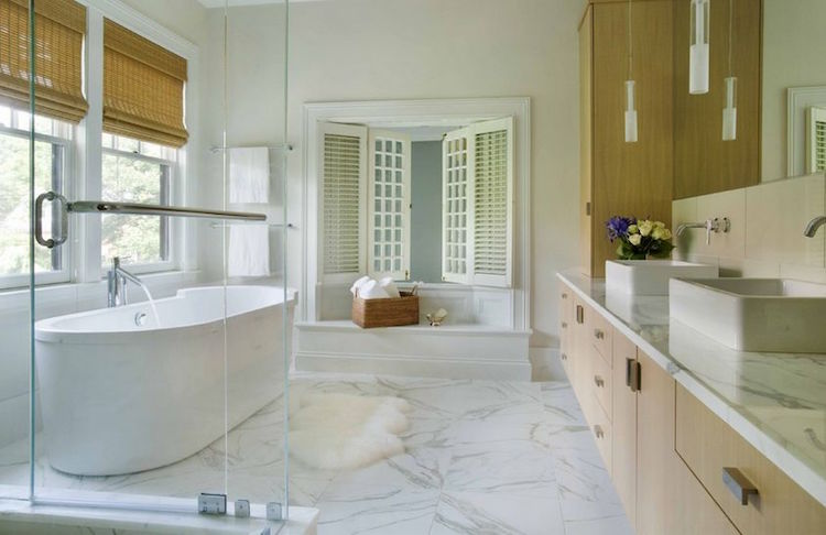 salle-bain-marbre-sol-plan-vasque-baignoire-poser-forme-ovale