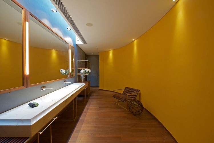 salle-bains-exotique-lavabo-mabre-mur-peint-safran