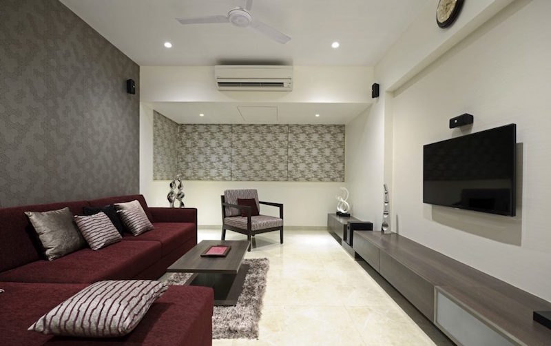 salon-contemporain-gris-blanc-bourgogne-apartement-moderne-Mumbai-Evolve