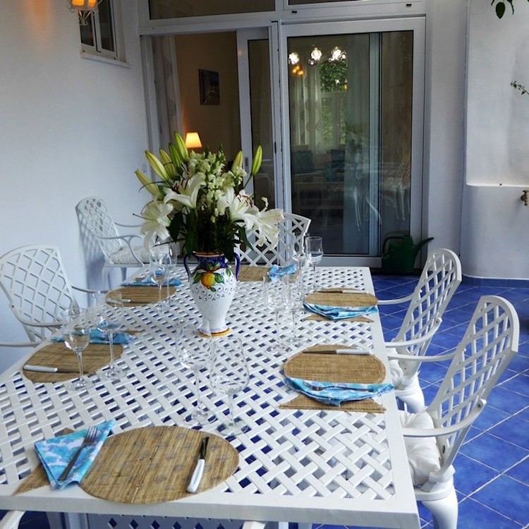 salon de jardin en aluminium -blanc-table-rectangulaire-style-méditerranéen