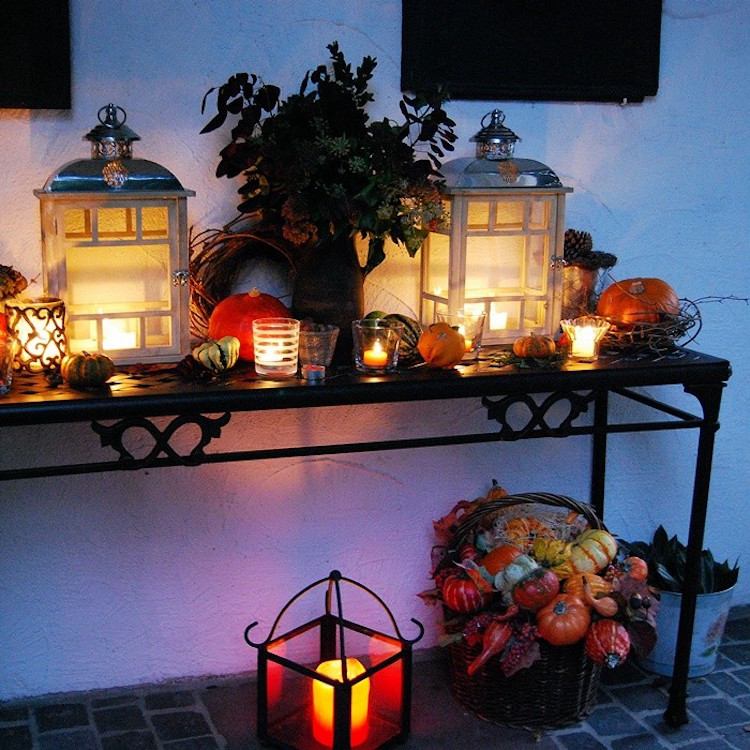 salon de jardin en aluminium -table-console-déco-lanternes-compositions-citrouilles