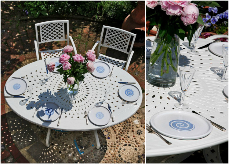 salon de jardin en aluminium -table-manger-ovale-blanche-chaises-alu-blanc