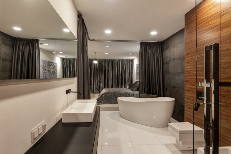 salon-gris-blanc-salle-bains-moderne-baignoire