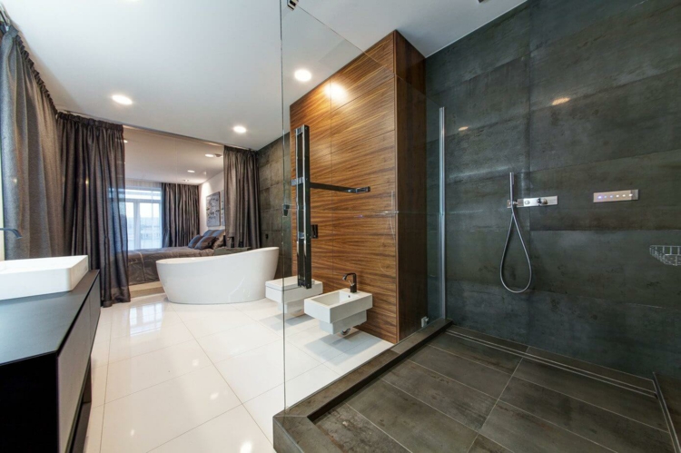 salon-gris-blanc-salle-bains-moderne-parement-bois