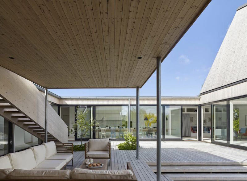 salon-jardin-contemporain-terrasse-couverte-maison-Gothenburg-Wingardhs
