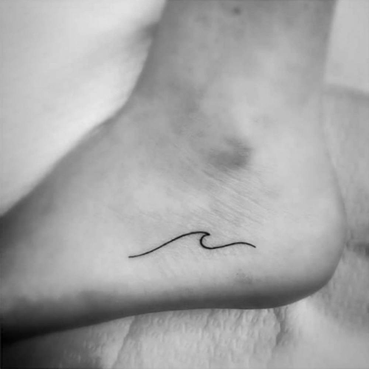 symbole de la force tatouage-discret-femmes- vague-stylisée-minimaliste