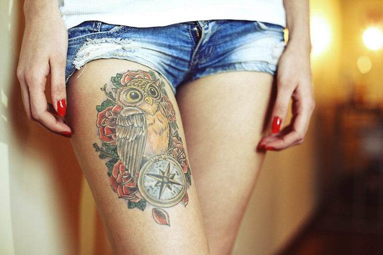 tatouage-rose-des-vents-boussole-hibou-roses-rouges-jambe