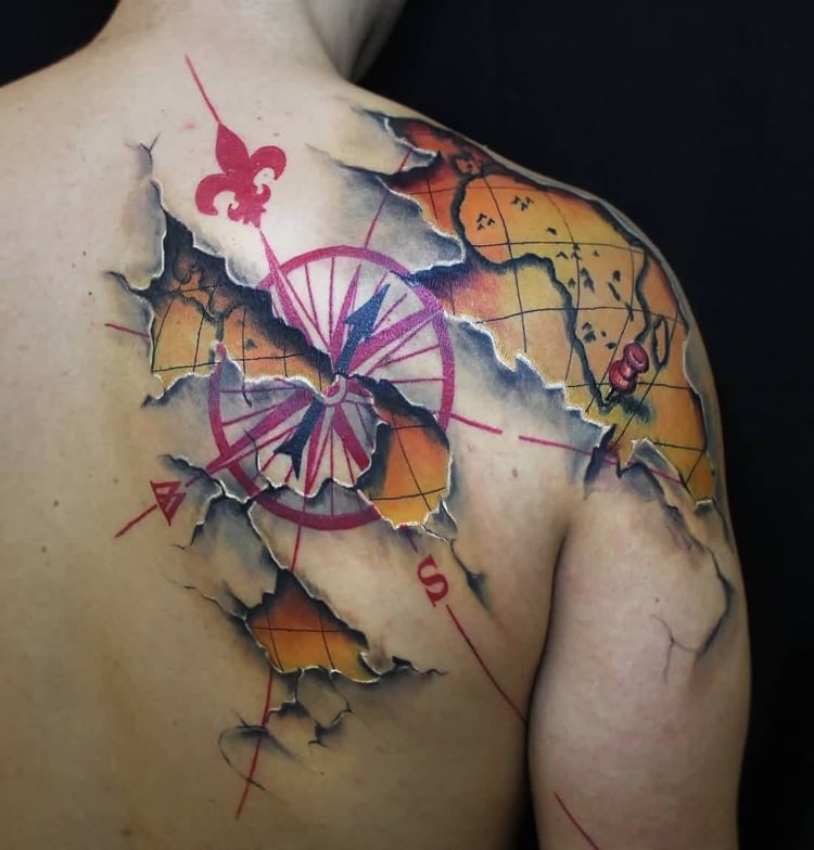 tatouage-rose-des-vents-flèche-fleur-de-lys-carte-mondiale