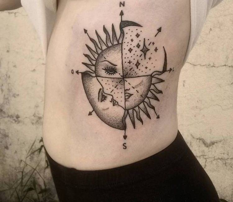 tatouage-rose-des-vents-soleil-croissant-lune-étoiles