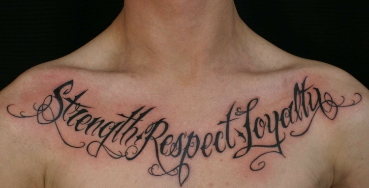 tatouage-torse-lettrage-symbole-force-respect-loyauté