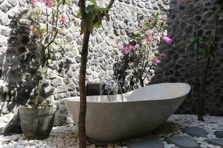 terrasse-bois-exotique-parement-piere-lave-baignoire-design