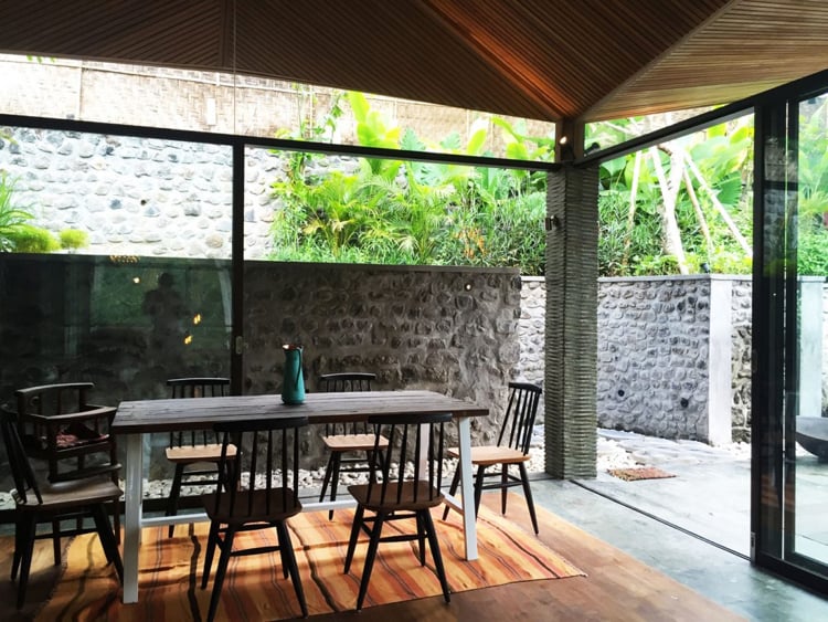 terrasse-bois-exotique-parement-pierre-salle-manger