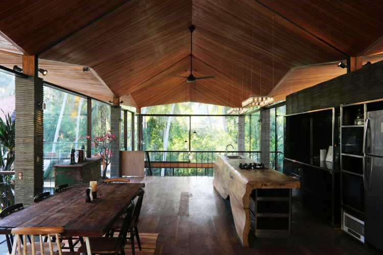 terrasse-bois-exotique-plafond-incliné-baies-vitrées