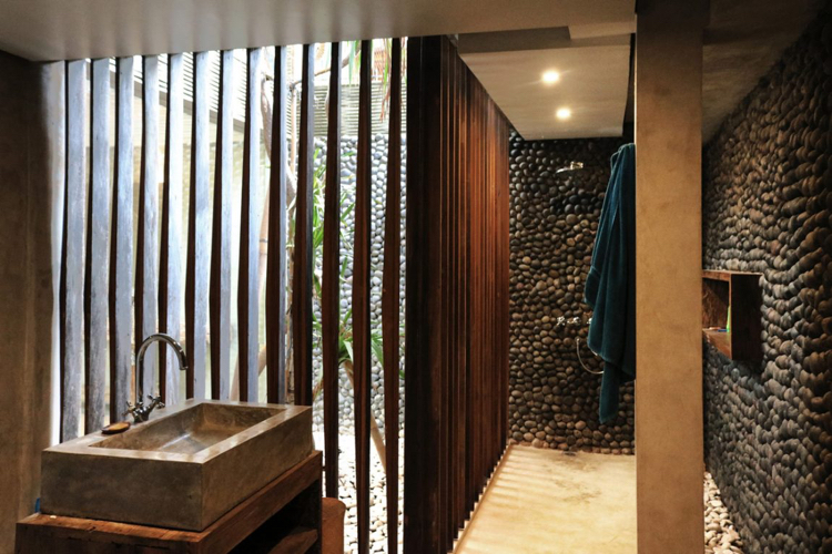 terrasse-bois-exotique-salle-bain-exotique-mur-pierre