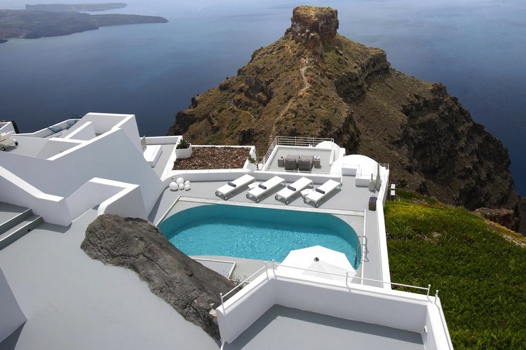 terrasse contemporaine bains-soleil-piscine-design