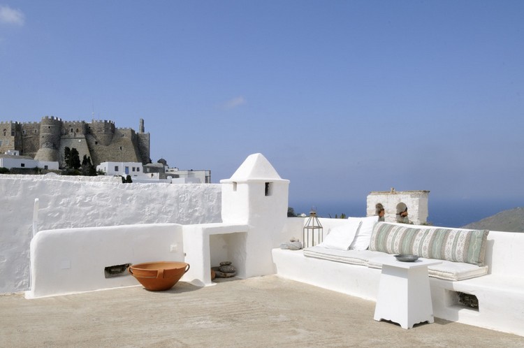 terrasse-contemporaine-blanc-beige-canapé-intégré-mur