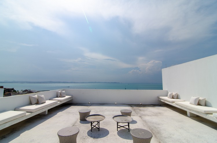 terrasse-contemporaine-blanc-bleu-style-mykonos-sol-gris