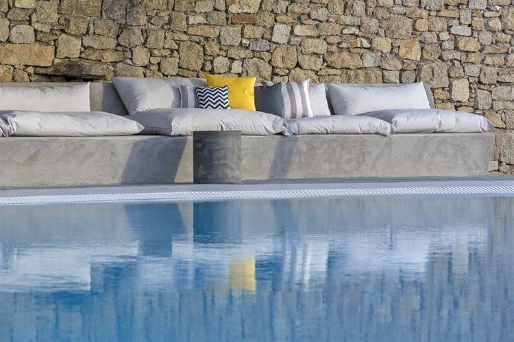 Terrasse contemporaine de style mykonos et arrière cour avec piscine