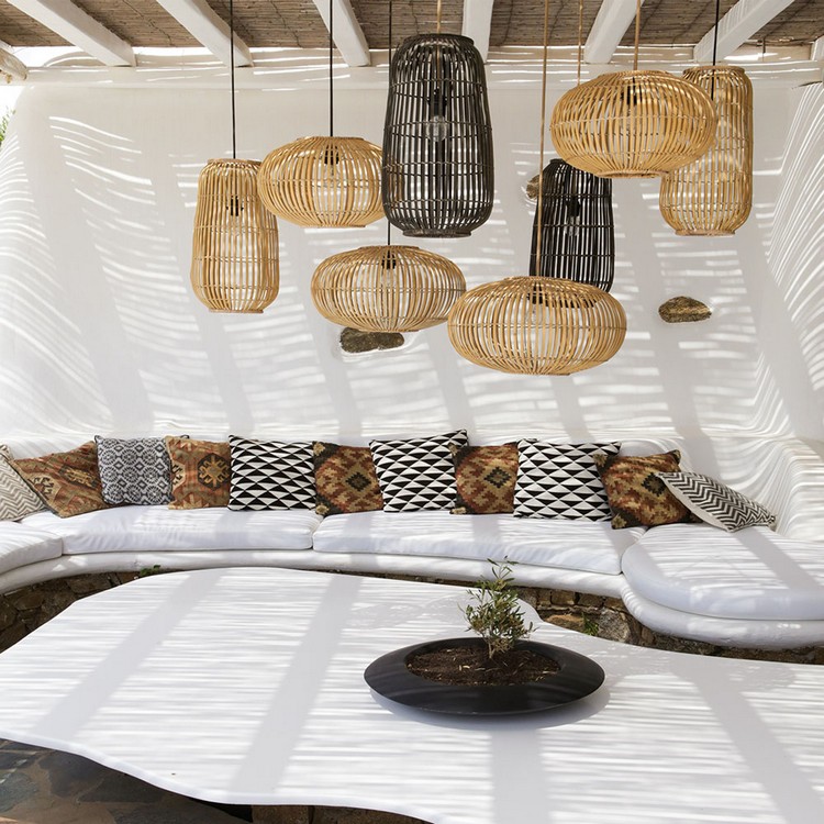 terrasse-contemporaine-canapé-blanc-coussins-décoratifs-suspensions