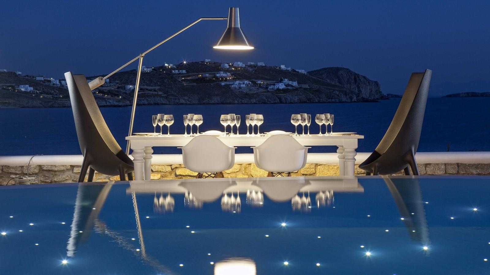 Terrasse contemporaine de style mykonos et arrière cour avec piscine