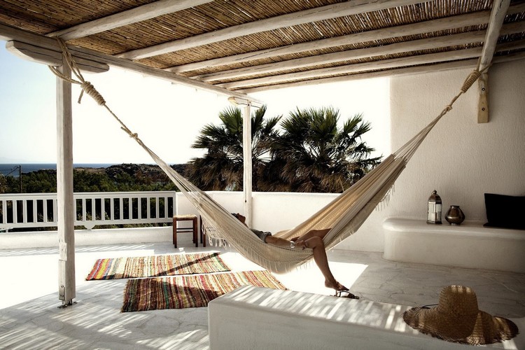terrasse-contemporaine-hamac-suspendu-plafond-tressé
