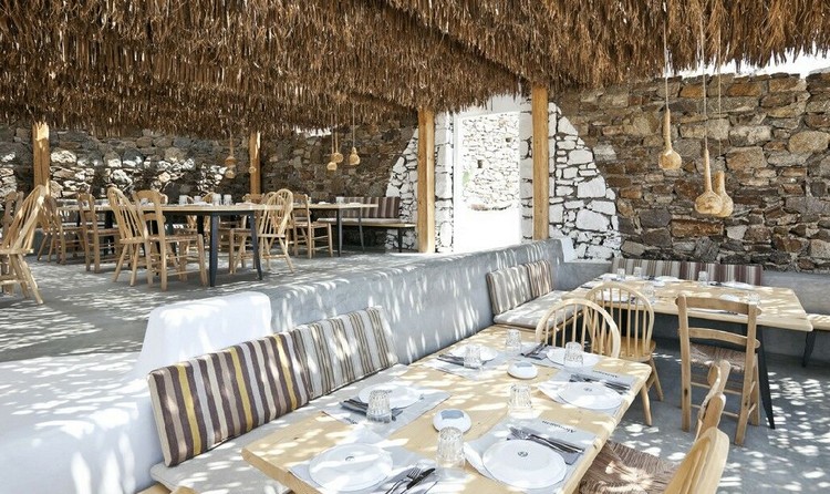 terrasse-contemporaine-idée-hôtel-coin-repas-style-mykonos