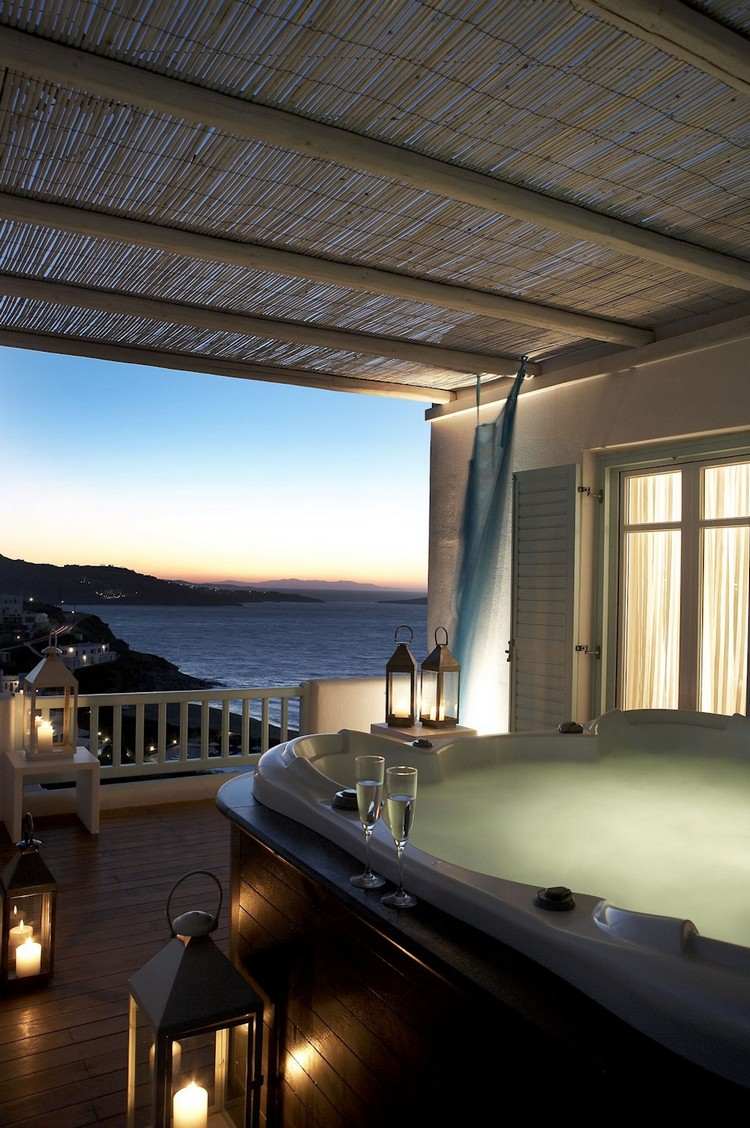 Terrasse contemporaine de style mykonos et arrière cour avec piscine