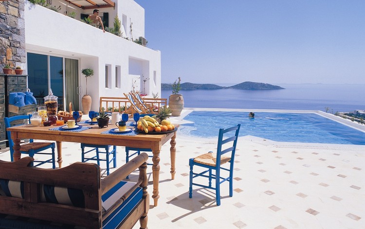 terrasse-contemporaine-revêtement-sol-motifs-table-bois-chaise-bleu